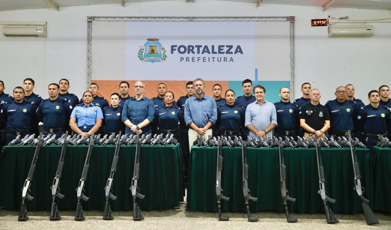 grupo de pessoas posa para a foto